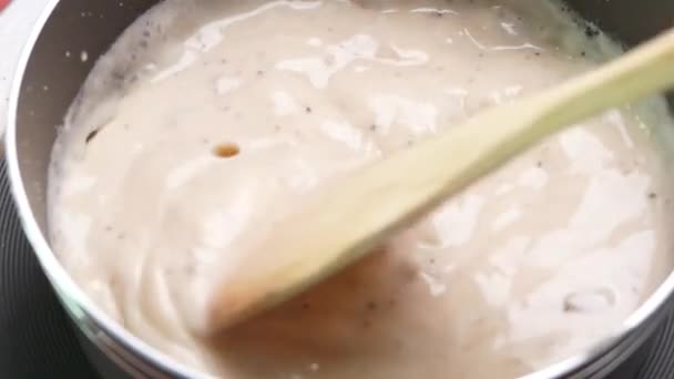 Saus Carbonara Jamur Buatan Sendiri Dalam Panci Kompor Listrik Dapur — Stok Video