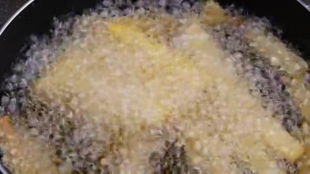 Närbild Stekpommes Frites Fritösen Het Olja Den Elektriska Spisen Köket — Stockvideo