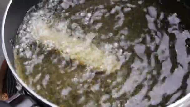 Közelről Sült Sült Krumpli Sütőben Forró Olajban Elektromos Tűzhelyen Konyhában — Stock videók