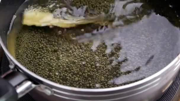 在厨房的电炉上用热油把炸薯条放在炸薯条里 做土制薯条 — 图库视频影像