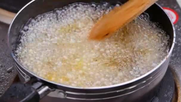 부엌에 스토브 의뜨거운 기름에 프라이 튀김을 가까이 꺼내라 집에서 튀김만들기 — 비디오
