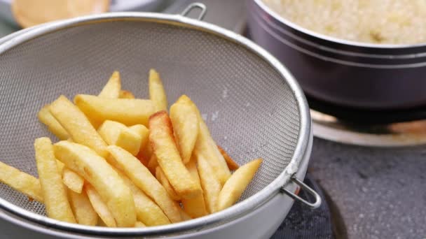Sült Krumpli Sütőben Forró Olajban Elektromos Tűzhelyen Konyhában Sült Krumpli — Stock videók