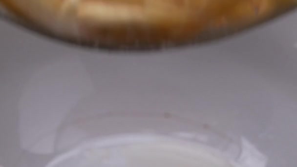 Primo Piano Della Mano Femminile Versando Una Lattina Prego Pasta — Video Stock