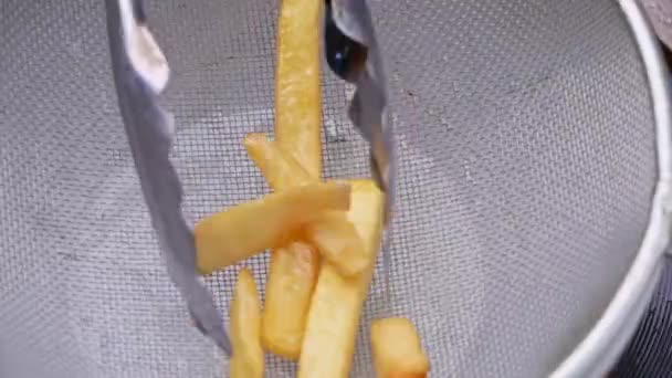 Fritar Batatas Fritas Fritadeira Óleo Quente Fogão Elétrico Cozinha Batatas — Vídeo de Stock