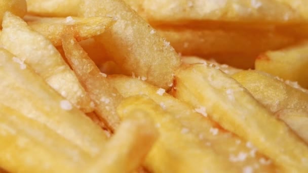在薯条上撒满了盐的特写镜头 做土制薯条 选择性重点 — 图库视频影像