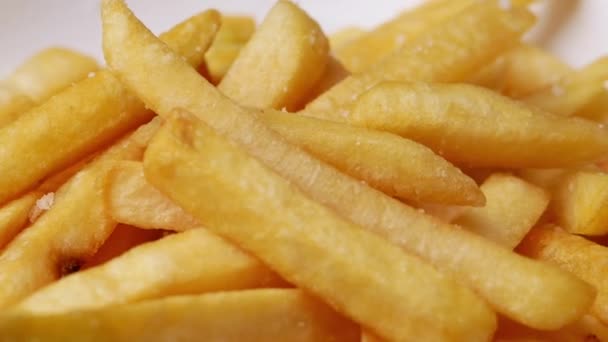 Primo Piano Mano Cosparso Sale Sulle Patatine Fritte Preparo Patatine — Video Stock