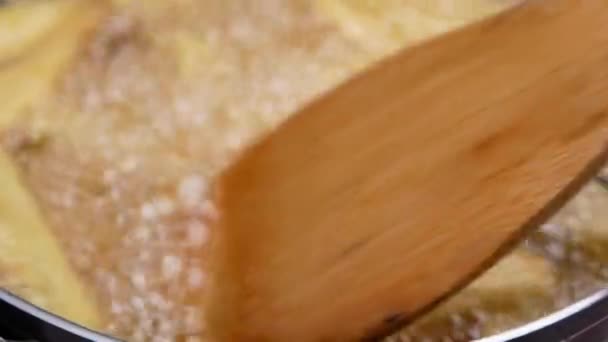 Çiğ Spagetti Mutfak Kabında Kaynar Suda Pişiriliyor Sağlıklı Talyan Yemek — Stok video