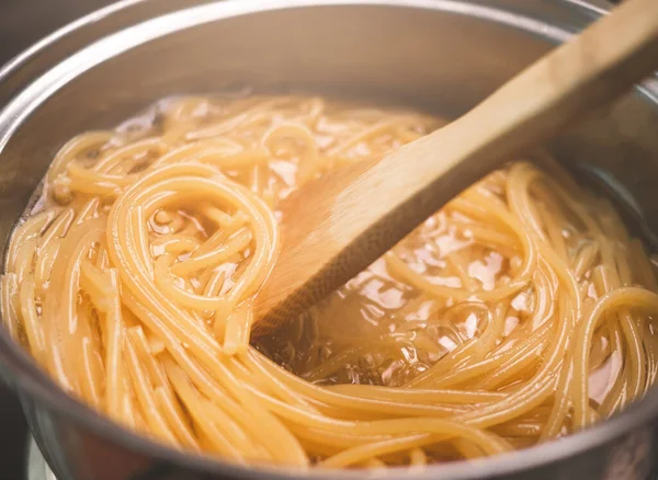 Surové Špagety Vaří Vroucí Vodě Kuchyňském Hrnci Zdravé Italské Jídlo — Stock fotografie