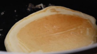 Krep hamuru karışımı kepçeden sıcak tavaya dökülüyor lezzetli bir kahvaltı yemeği pişiriliyor. Yemek pişirme süreci. Krep tarifi.