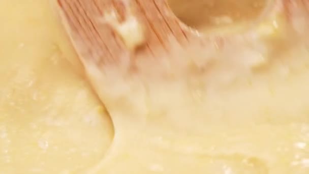 Vrouwelijke Handen Mengen Bloem Verse Melk Kippeneieren Met Spatel Bereidt — Stockvideo