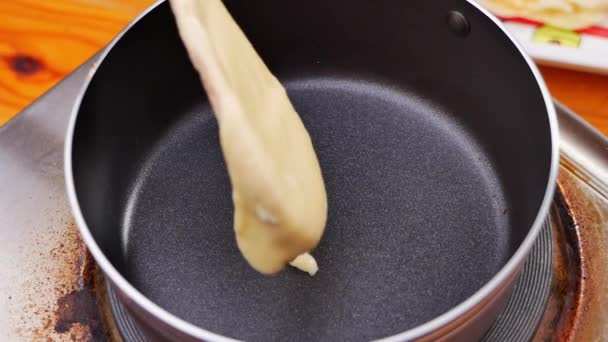 Pannenkoekenbeslag Bakmix Wordt Gegoten Van Een Lepel Een Warme Pan — Stockvideo