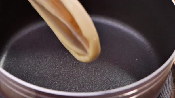 Pannenkoekenbeslag Bakmix Wordt Gegoten Van Een Lepel Een Warme Pan — Stockvideo