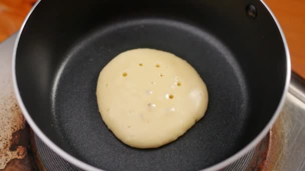 Panqueca Caseira Uma Panela Antiaderente Cozinhar Deliciosa Refeição Café Manhã — Vídeo de Stock