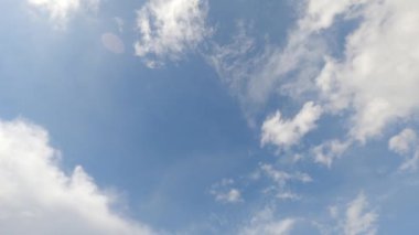 Bulutların zamanı mavi gökyüzünde sorunsuzca ilerliyor. Bulutlu güzel mavi gökyüzü.