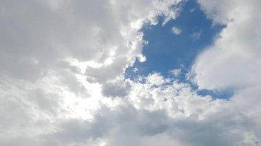 Bulutların zamanı mavi gökyüzünde sorunsuzca ilerliyor. Bulutlu güzel mavi gökyüzü.