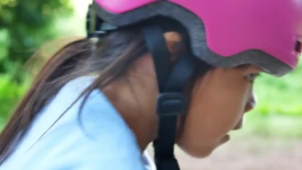 Niña Con Protectores Casco Seguridad Aprendiendo Patinar Parque Verano Deporte — Vídeos de Stock