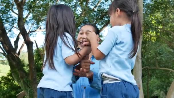 Deux Petites Filles Sœurs Avec Maman Riant Embrassant Par Une — Video