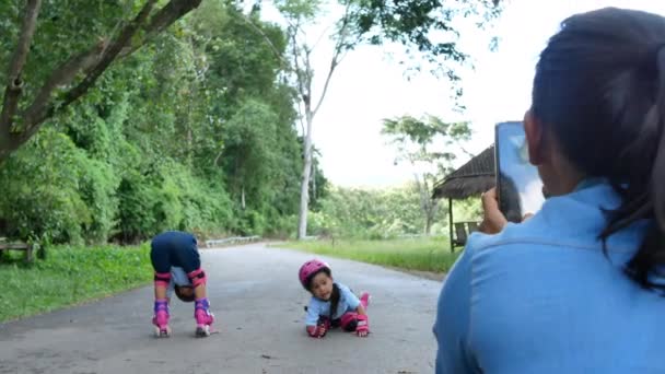 Mladá Matka Natáčí Video Svého Smartphonu Jak Její Dvě Dcery — Stock video