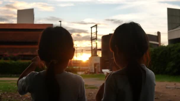 Dua Saudara Perempuan Makan Krim Manis Luar Rumah Saat Matahari — Stok Video