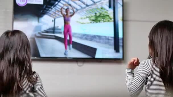 Kleine Schattige Meisjes Oefenen Online Video Kijken Smart Doen Fitness — Stockvideo