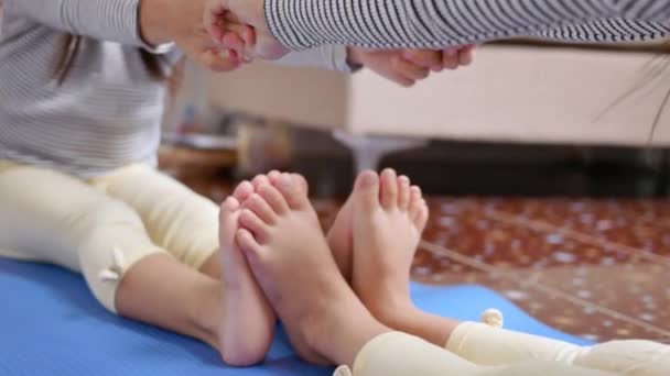 Petites Filles Mignonnes Pratiquant Pose Yoga Sur Tapis Intérieur Petits — Video