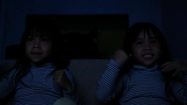 Roztomilé Malé Děti Sedící Pohovce Sledující Kreslené Filmy Televizi Obývacím — Stock video