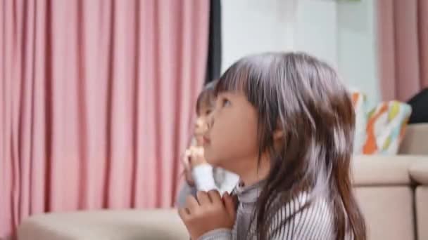 正在室内练习瑜伽的可爱小女孩在垫子上摆姿势 小孩子在家里用蓝色瑜伽垫做运动 快乐的亚洲姐妹们在一起度假 — 图库视频影像
