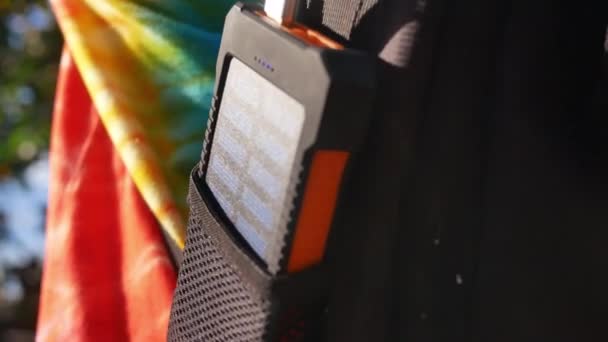 Ładowalny Mobilny Zasilacz Panelami Słonecznymi Plecaku Podróżnej Kobiety Zbliżenie Podłączanie — Wideo stockowe