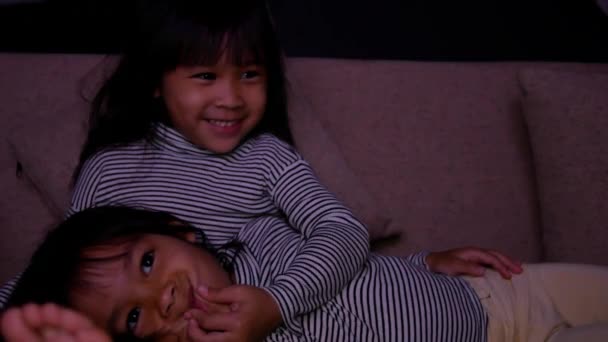 Bambini Carini Seduti Sul Divano Guardare Cartoni Animati Nel Soggiorno — Video Stock