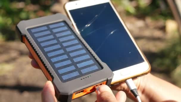 Paquete Energía Móvil Recargable Con Paneles Solares Manos Viajera Joven — Vídeo de stock