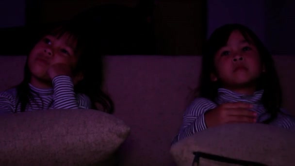 Petits Enfants Mignons Assis Sur Canapé Regarder Des Dessins Animés — Video