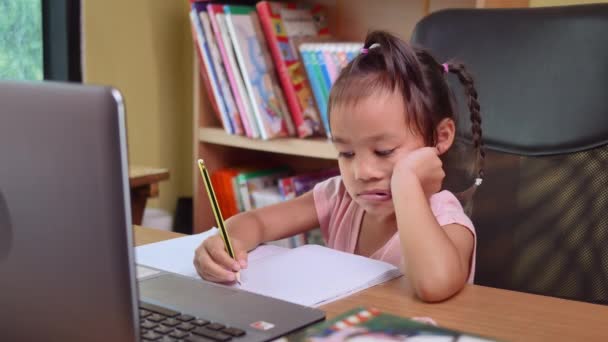 Roztomilá Malá Školačka Studující Domácí Úkol Matematiky Během Své Online — Stock video