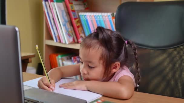 학교에 다니는 귀여운 여학생 집에서 온라인 수업을 숙제를 있습니다 코로나 — 비디오