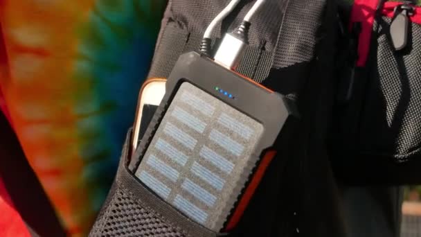 Перезаряжаемый Мобильный Блок Питания Солнечными Панелями Рюкзаке Молодой Путешественницы Крупным — стоковое видео
