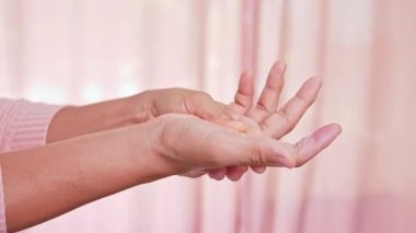 Bilgisayarda ya da ev hanımı Carpal tünel sendromu, eklem iltihabı yüzünden acı çeken avuç içi ve hissizlik çeken bir kadın. Nörolojik hastalık kavramı.