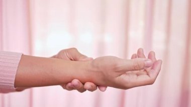 Bilgisayarda ya da ev kadınında yapılan uzun çalışmaların yol açtığı ağrılı bileğini tutan kadın. Karpal tünel sendromu, eklem iltihabı. Nörolojik hastalık kavramı.