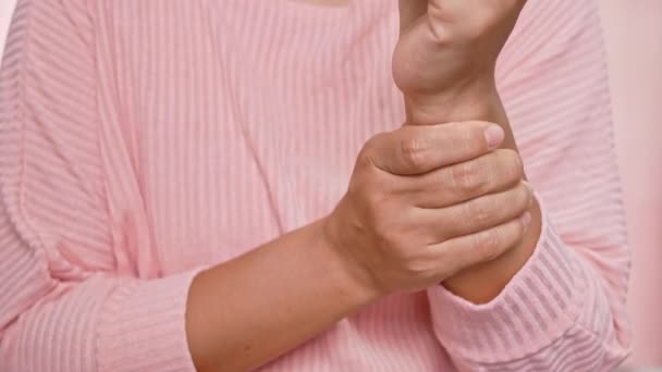 コンピュータや主婦 カーパルトンネル症候群 関節炎の長期的な仕事によって引き起こされる彼女の痛みを伴う手首を保持する女性の閉鎖 神経疾患の概念 — ストック動画