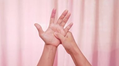 Bilgisayarda ya da ev hanımı Carpal tünel sendromu, eklem iltihabı yüzünden acı çeken avuç içi ve hissizlik çeken bir kadın. Nörolojik hastalık kavramı.