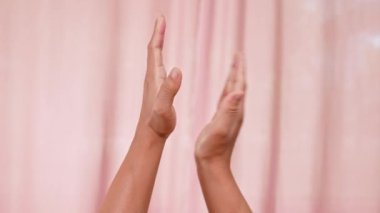 Pembe arka planda izole edilmiş elleri alkışlıyor. Ayrı kadın elleri takdir edilmenin sembolünü alkışlıyor. İşaret dili.
