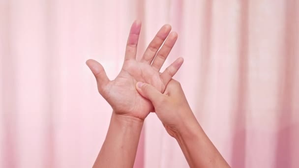 자신의 스러운 손바닥을 여성의 컴퓨터나 증후군 관절염으로 작업으로 무감각 — 비디오