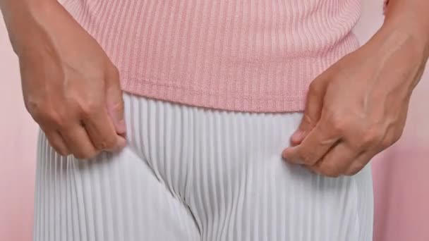 Female Hands Scratching Crotch Leucorrhoea Vaginitis Problems Bacterial Vaginosis Vaginal — Stock Video