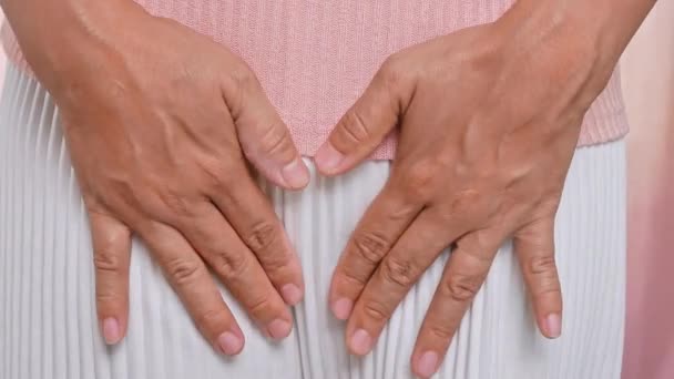 女性手抓挠带有白带 阴道炎 细菌性阴道炎 阴道瘙痒和难闻气味的裤裆 妇科和保健概念 — 图库视频影像
