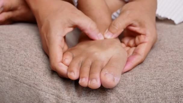 Крупный План Женщины Держащей Свои Болезненные Ноги Массирующей Пальцы Ногах — стоковое видео