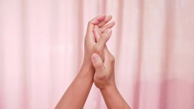 Pembe arka planda izole edilmiş elleri alkışlıyor. Ayrı kadın elleri takdir edilmenin sembolünü alkışlıyor. İşaret dili.