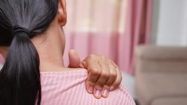 Close Mulher Massageando Seu Ombro Doloroso Causado Por Trabalho Prolongado — Vídeo de Stock