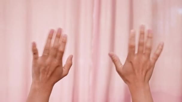 Duas Mãos Levantando Acenando Adeus Saudações Isoladas Fundo Rosa Língua — Vídeo de Stock