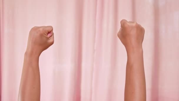 Brazos Levantados Protesta Aislados Sobre Fondo Rosa Manos Mujer Haciendo — Vídeo de stock