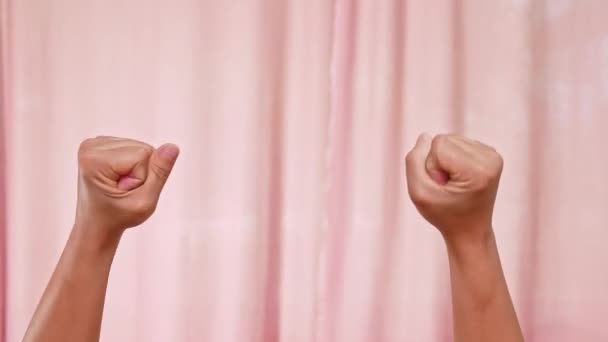 Emelt Karok Tiltakozásul Elszigetelt Rózsaszín Háttér Női Kéz Hatalmi Szimbólumot — Stock videók