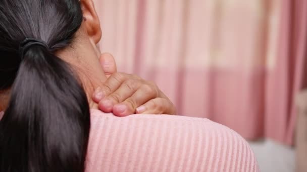 Primer Plano Mujer Masajeando Doloroso Cuello Causado Por Trabajo Prolongado — Vídeos de Stock