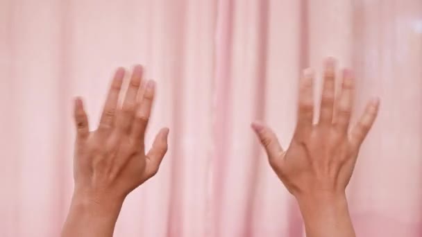 Zdvihněte Obě Ruce Zamávejte Rozloučenou Nebo Pozdravy Izolované Růžovém Pozadí — Stock video